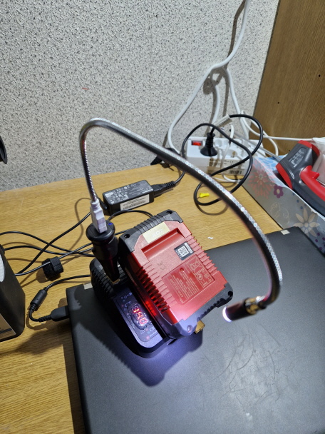 Akku-Adapter für Einhell-Akku 18V 4AH mit Beleuchtung Akku-Adapter für Einhell-Akku 18V 4AH mit Beleuchtung