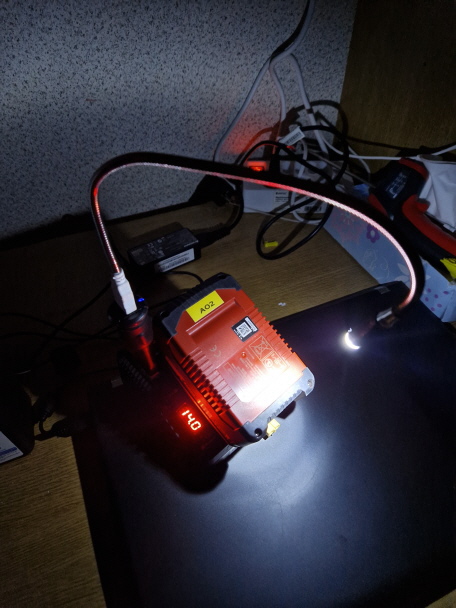 Akku-Adapter für Einhell-Akku 18V 4AH mit Beleuchtung Akku-Adapter für Einhell-Akku 18V 4AH mit Beleuchtung